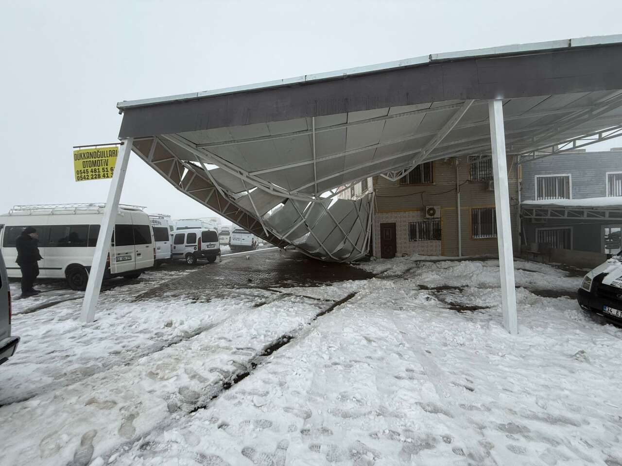 Kar, oto galerideki çatıları çökertti! 67 araç hasar gördü 5